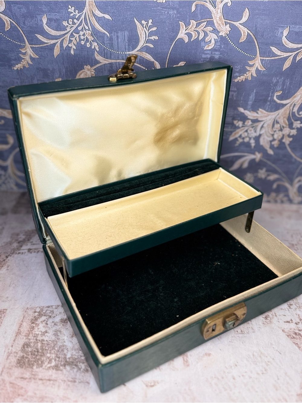 Vintage Green Faux Leather Jewelry Box Brass Lock Ring Tray Vanity Case